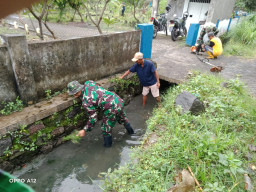Cegah Banjir dan Jaga Lingkungan, Koramil Buduran Bersama Warga Gelar Karya Bhakti Bersihkan Aliran Sungai Avur