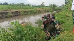 Karya Bakti TNI Bersama Warga Bersihkan Sungai Candipari