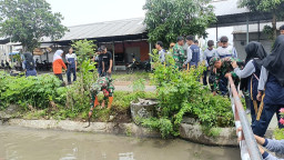 Bangun Karakter Peduli Lingkungan, Babinsa Gedangan Dampingi Karya Bakti SMK ETABA di Desa Tebel