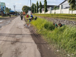 TNI–Warga Bersatu Cegah Banjir, Koramil Balongbendo Gelar Karya Bhakti di Sungai Avour Watesari