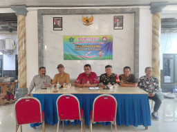 Babinsa Medaeng Kawal Tahapan Demokrasi, Monitoring Pendaftaran Calon Kades