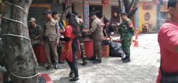 Pengamanan Humanis Babinsa, Umat Konghucu Nyaman Beribadah Imlek