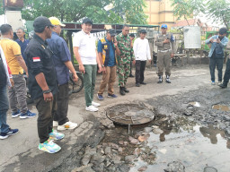 Bupati Sidoarjo Tinjau Jalan Rusak di Krian, Respons Cepat Demi Keselamatan dan Kenyamanan Warga