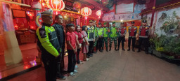 Sinergi Pengamanan Imlek, Koramil 0816/09 Krian Hadirkan Rasa Aman di Klenteng Teng Swie Bio