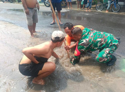 Sigap dan Responsif, Babinsa Jambangan Tangani Kebocoran Pipa PDAM yang Genangi Rumah Warga