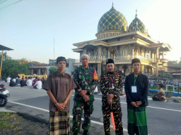 Babinsa Becirongengor Amankan Sholat Idul Fitri, Wujud Nyata Kedekatan TNI dan Rakyat