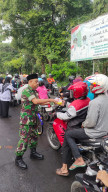 Indahnya Berbagi di Bulan Ramadan, Forkopimka Sedati dan Koramil 0816/18 Bagikan Takjil untuk Masyarakat
