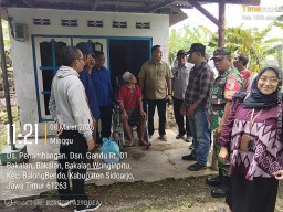 Babinsa Koramil Balongbendo Dampingi Bupati Sidoarjo Sidak RTLH dan Penyerahan Kursi Roda untuk Warga