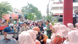 Babinsa Waru Dampingi IGTKD Bagikan  Takjil, Tebar Kepedulian Ramadan di Jalan Brigjen Katamso