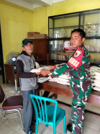 Babinsa Gedangan Turut Dampingi Baznas Salurkan Bantuan Beras untuk Warga 