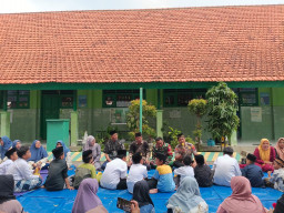 Hangatkan Ramadan, Babinsa Hadiri Buka Puasa Bersama Siswa SDN 2 Krembung