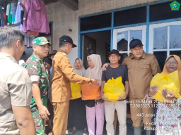 Bupati Sidoarjo Tinjau Dampak Puting Beliung di Buncitan, Babinsa Sigap Dampingi Warga