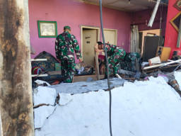 Sinergi TNI-Polri dan Warga, Puing Rumah Roboh di Karangbong Dibersihkan Bersama