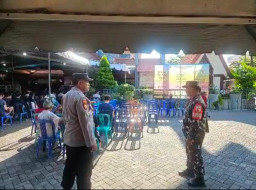 Babinsa Monitoring Ibadah Jumat Agung di Gereja Salib Suci Tropodo