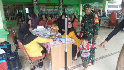Wujud Kepedulian, Babinsa Simoketawang Kawal Kesehatan Balita Hingga Lansia