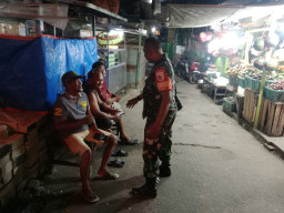 Babinsa Krian Turun Malam, Perkuat Komsos dan Ingatkan Warga Jeruk Gamping Waspada Kamtibmas