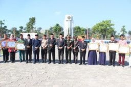 Sinergi Otonomi Daerah dan Pendidikan, Upacara Gabungan di Alun-Alun Sidoarjo Berlangsung Khidmat