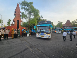 Danramil Porong ikut Serta Berangkatkan 751 Jamaah Haji Sidoarjo Kloter 53–54