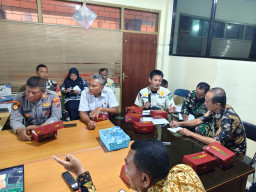 Batuud Koramil Candi Kawal Penertiban Bantaran Sungai Kedungguling 