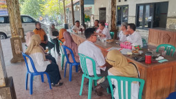 Babinsa Lambangan Dampingi Mediasi Warga, Cari Solusi Keluhan Limbah Peternakan Secara Kekeluargaan