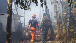 Babinsa dan Warga Sigap Bantu Penanganan Kebakaran Kandang Kambing di Sawocangkring