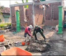 Gotong Royong Penuh Kepedulian, Babinsa Porong Bantu Rehab Rumah Warga