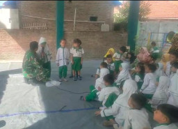 Tanamkan Cinta Tanah Air Sejak Dini, Babinsa Wonoayu Berikan Wawasan Kebangsaan