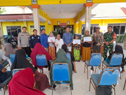 Hadir di Tengah Warga, Babinsa Wonokasian Dampingi Penyaluran BLT DD