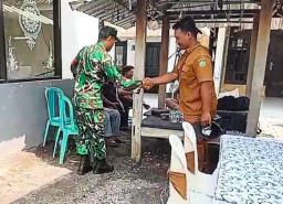 Babinsa Pesawahan Perkuat Kedekatan dengan Warga Melalui Komsos Humanis