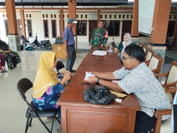 Babinsa Waung Kawal BLT-DD, Pastikan Bantuan Tepat Sasaran dan Bermanfaat bagi Warga
