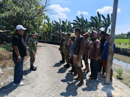 Ukir Senyum Warga Sumotuwo, TNI dan Masyarakata Mulai Gali Fondasi Jembatan Harapan