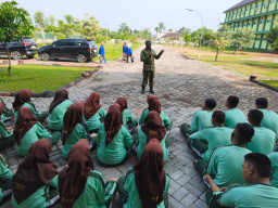 Tanamkan Moral dan Disiplin, Batuud Koramil Krembung Bekali Siswa PKL