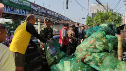 Babinsa Waru dan Sungai Watch Bersinergi Sampah di Kalibutung Fly Over 