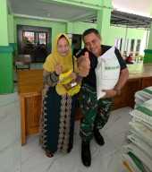Senyum Warga Bersama Babinsa Warnai Penyaluran Bantuan Pangan di Tambakkemerakan 