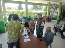 Babinsa Tanggul Pastikan 428 Warga Terima Bantuan Pangan dengan Aman