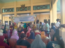 Hadirkan Kepedulian untuk Warga, Danramil Sukodono Dampingi Bupati Sidoarjo Salurkan Sembako di Sukodono