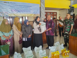 Danramil Tulangan Hadiri Penyaluran Bantuan Pangan untuk 430 Warga Singopadu