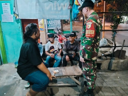 Babinsa Sidomulyo Perkuat Kamtibmas Lewat Komsos Bersama Warga