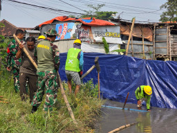 Koramil Krian Gotong Royong Bangun Irigasi, Wujud Nyata Kepedulian TNI untuk Warga
