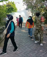 Tanggap Cegah Demam Berdarah, Babinsa Jimbaran Wetan Kawal Pengasapan Lingkungan