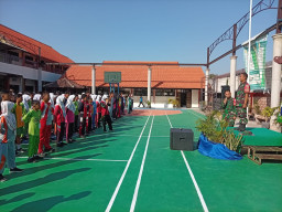Meniti Kedisiplinan dengan Hati: Babinsa Sidoarjo Dekap Hangat Siswa Baru SMPN 6