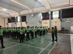 Babinsa Kota Sidoarjo Tanamkan Disiplin dan Cinta Tanah Air kepada Siswa Baru SMPN 1 Sidoarjo