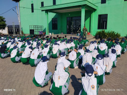Babinsa Waru Tanamkan Disiplin dan Jiwa Kebangsaan kepada Siswa SMPN 4 Waru