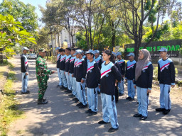 Kodim Sidoarjo Tanamkan Bela Negara kepada Siswa Baru SMKN 1 Sidoarjo