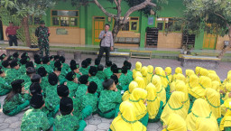 Babinsa Krembung Tanamkan Disiplin dan Stop Bullying kepada 390 Siswa SD Al-Ishlah