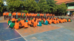 Babinsa Koramil Sidoarjo Bentuk Disiplin 400 Siswa Baru SMPN 2 Lewat Latihan PBB