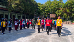 Babinsa Wonoayu Tanamkan Disiplin dan Nasionalisme kepada Siswa Baru SMAN 1 Wonoayu