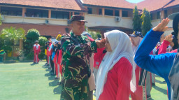 Babinsa Tanamkan Disiplin dan Cinta Tanah Air kepada Siswa Baru SMAN 4 Sidoarjo