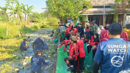 Bersih Sungai, Bersatu Menjaga Bumi: Koramil Gedangan dan Sungai Watch Ajak Warga Peduli Lingkungan