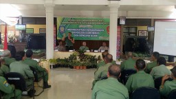 Serka Sutrisno bekali materi wasbang kepada anggota Linmas